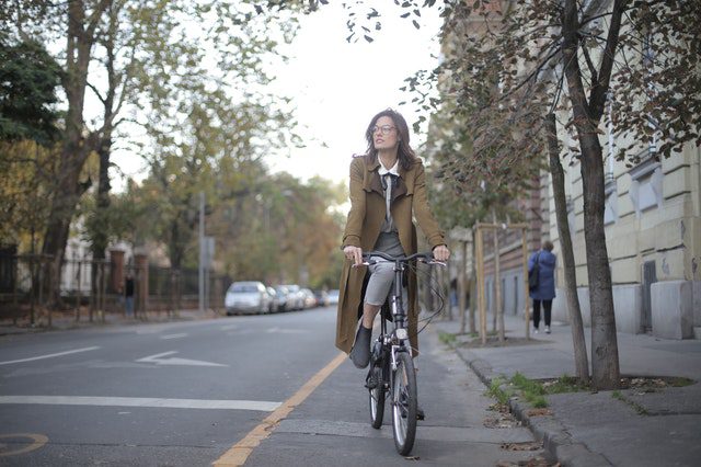 vrouw op fiets